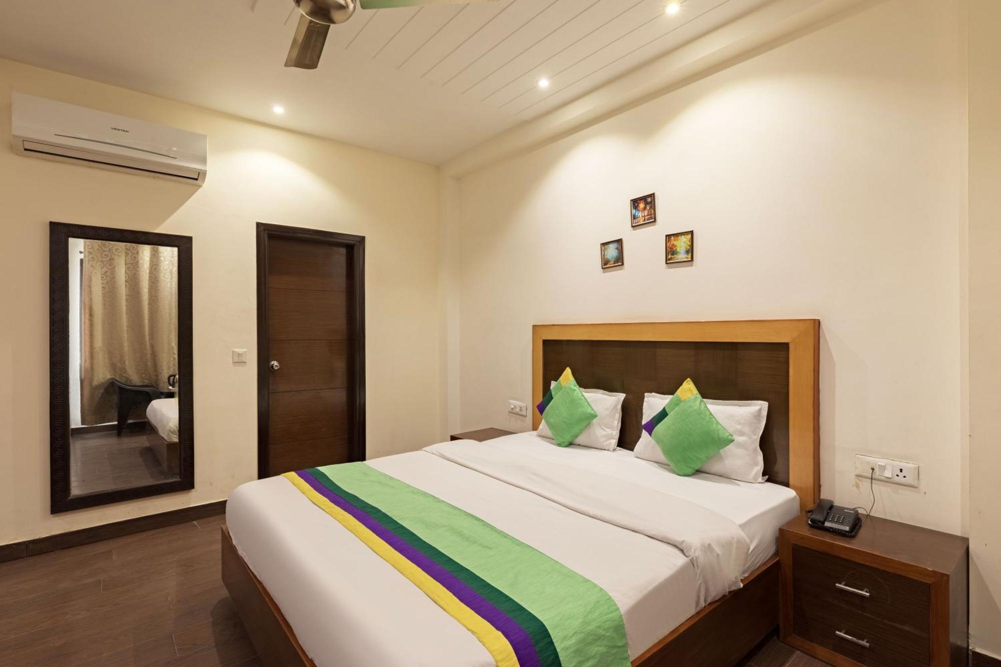 Treebo White Castle, Gurgaon Hotel Kültér fotó