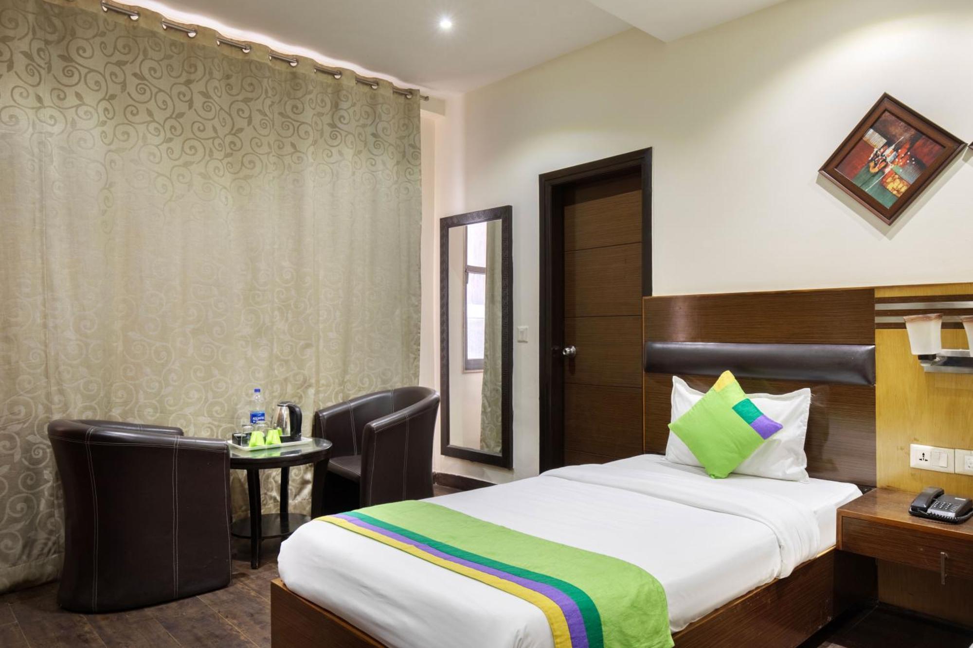 Treebo White Castle, Gurgaon Hotel Kültér fotó